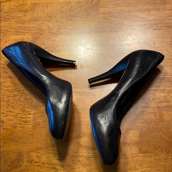 Black Leather Nine West Round Toe Pump - Picture 5 of 8